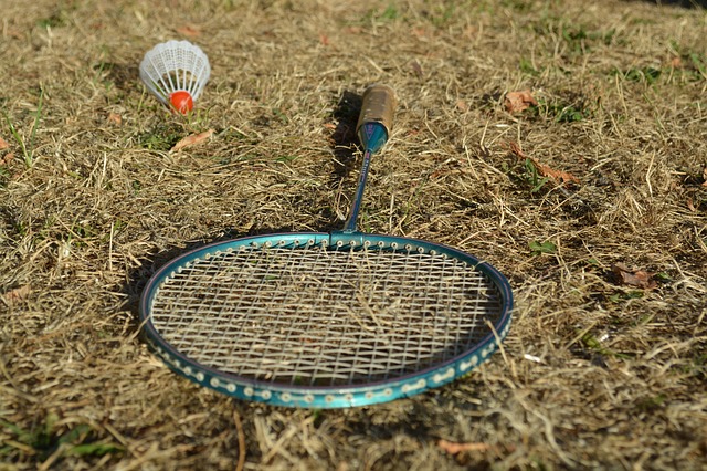 badmintonová raketa s míčkem