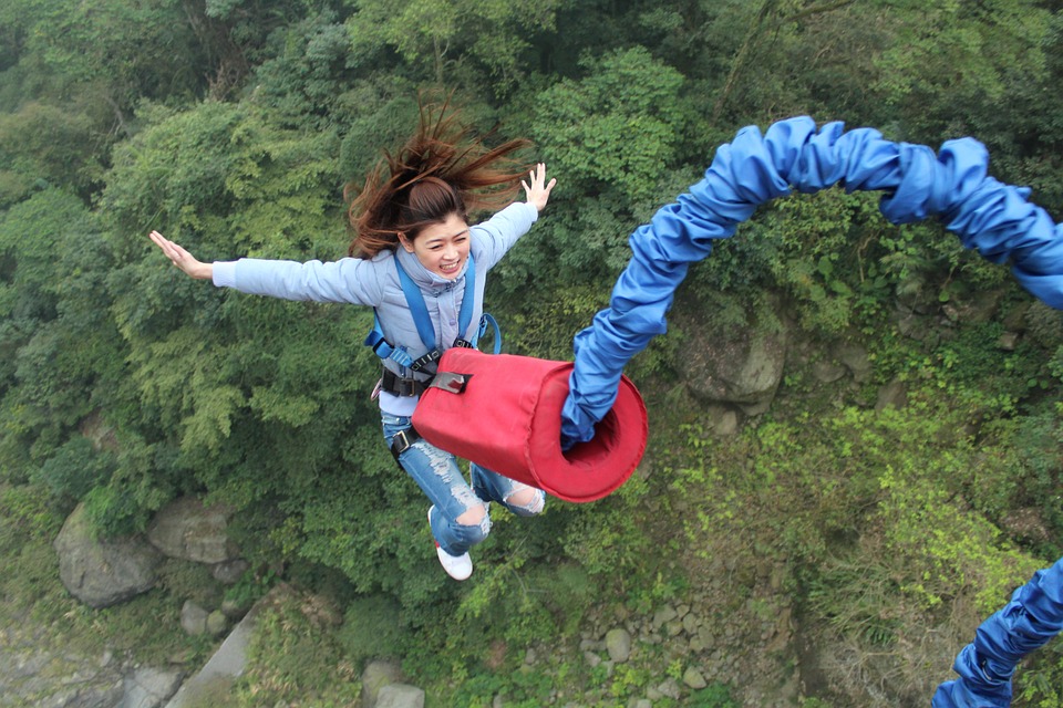 Žena zachycena za lano, při skoku z mostu 
