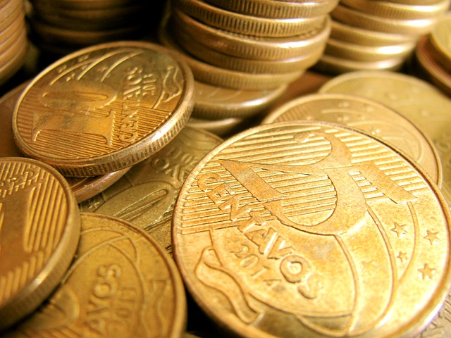 detail drobných zlatých mincí