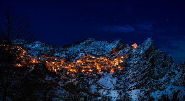 osvětlená vesnice v horách
